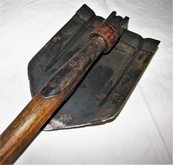 FOLDING SHOVEL M38