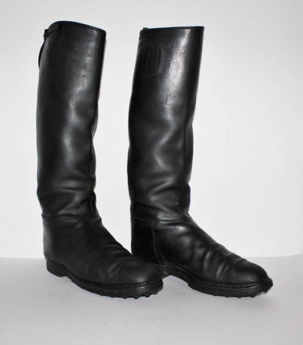 OFFICER�S BLACK BOOTS