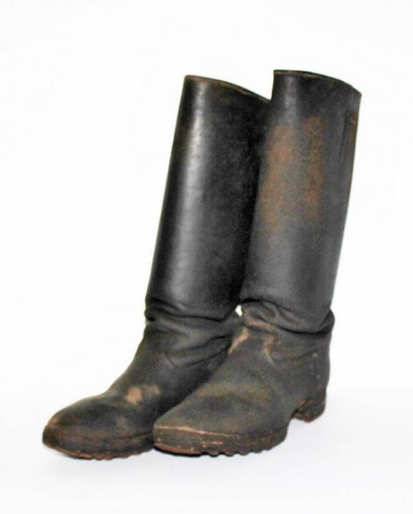 OFFICER�S BLACK BOOTS