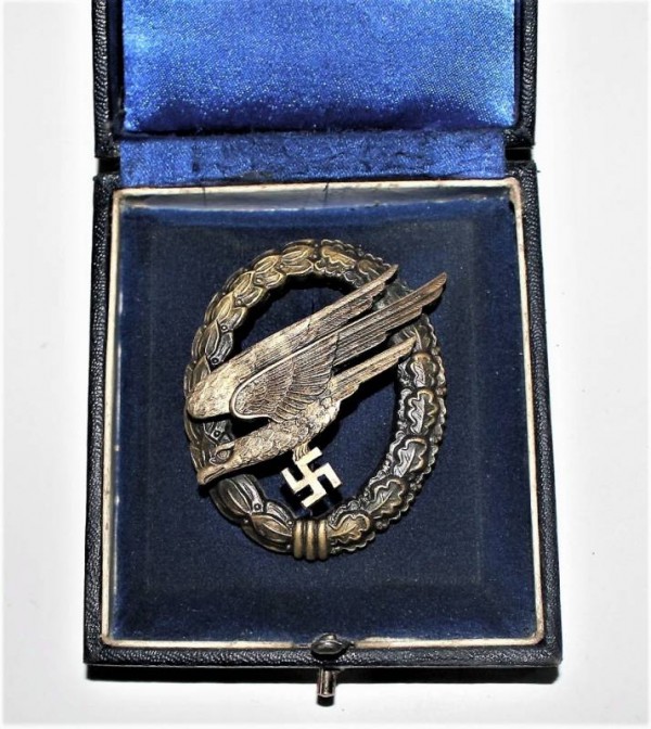 LUFTWAFFE PARATROOPER BADGE IN BOX
