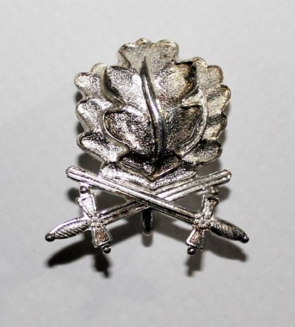 OAK LEAVES WHIT SWORDS