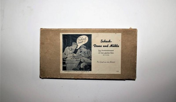 WHRMACHT SOLDIER�S CHESS CHECKERS GAME
