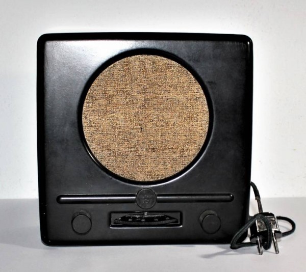 RADIO IN BAKELITE DKE38
