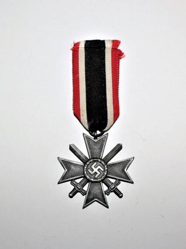 DISTINTIVO MERITI DI GUERRA CON SPADE IN ARGENTO