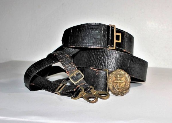 ITALIAN NAVY OFFICER�S BELT AND BUCKLE